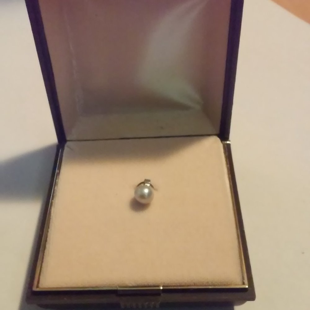 Pearl Light Gray On A Setting In Original Box Empress Pearls No Chain With It